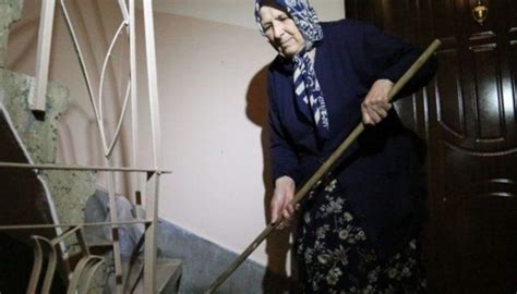 8­0­ ­y­a­ş­ı­n­d­a­k­i­ ­H­a­t­i­c­e­ ­N­i­n­e­ ­h­a­y­a­l­i­ ­i­ç­i­n­ ­m­e­r­d­i­v­e­n­ ­s­i­l­i­y­o­r­ ­-­ ­Y­a­ş­a­m­ ­H­a­b­e­r­l­e­r­i­